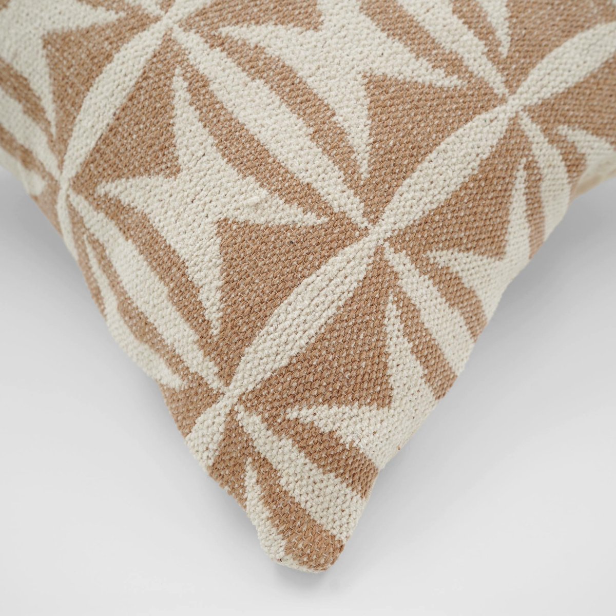 Coussin décoratif en jacquard à motif géométrique naturel, DOUCEUR D'INTÉRIEUR