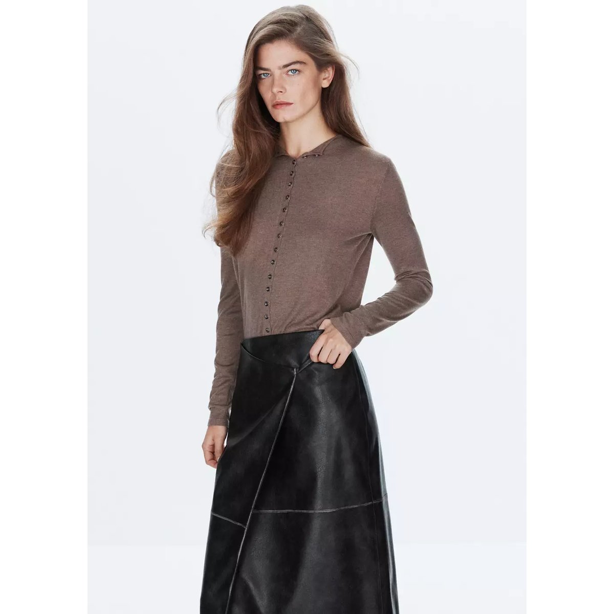 Jupe croisée en cuir synthétique noir, MANGO