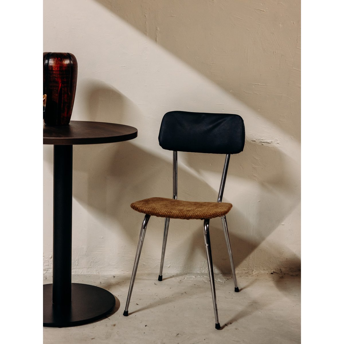 Chaise aux lignes épurées Alma N°1969 - Bon état vert, DEBONGOUT