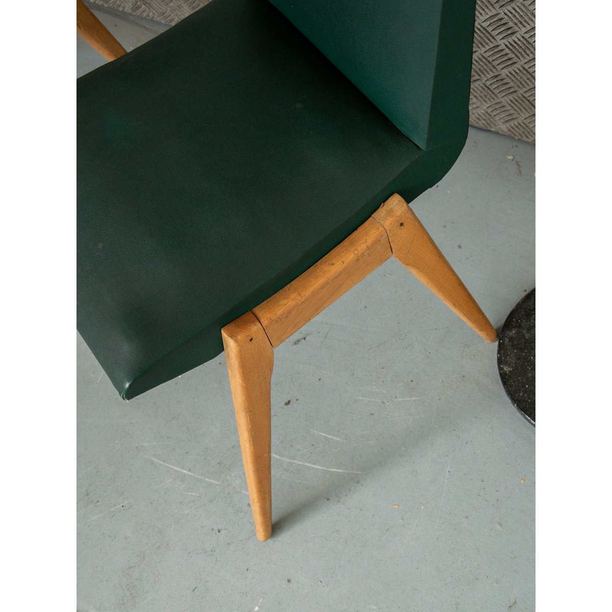 Paire de chaises en bois Alma N°311 - Bon état bois, DEBONGOUT