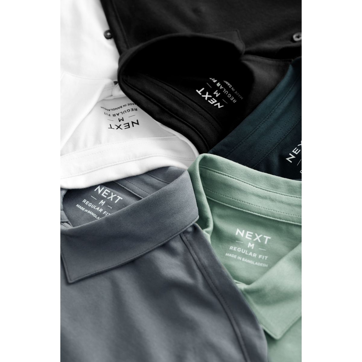Polos en jersey à manches courtes, lot de 5 bleu marine/brun/gris/blanc/vert sauvage, NEXT