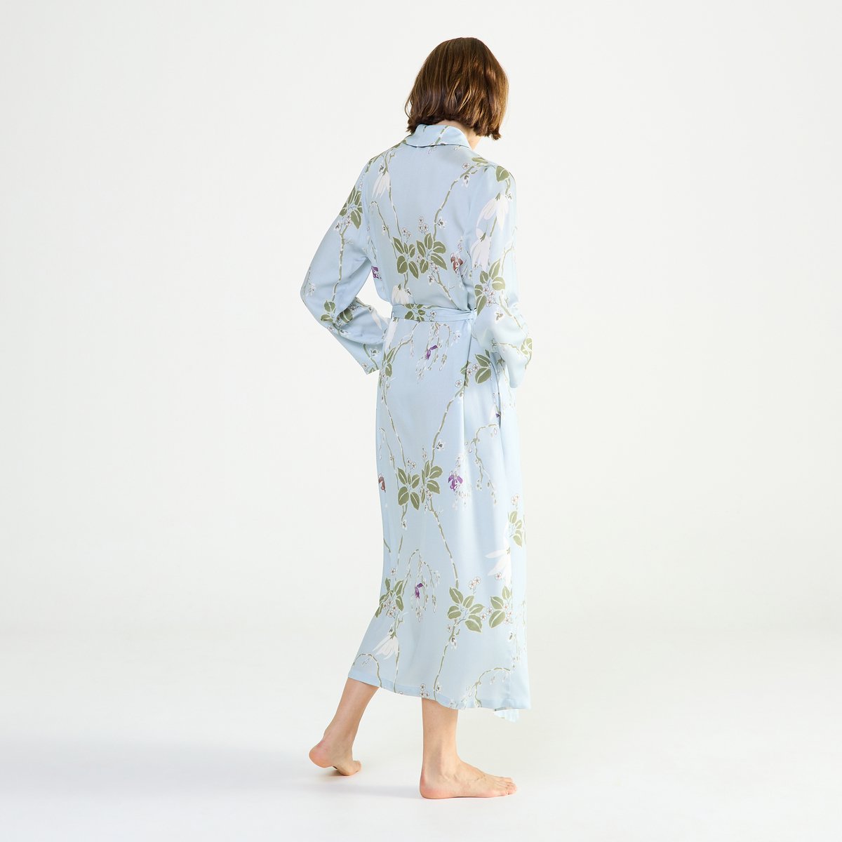 Kimono long col châle en satin RAMEAU givre, LAURENCE TAVERNIER