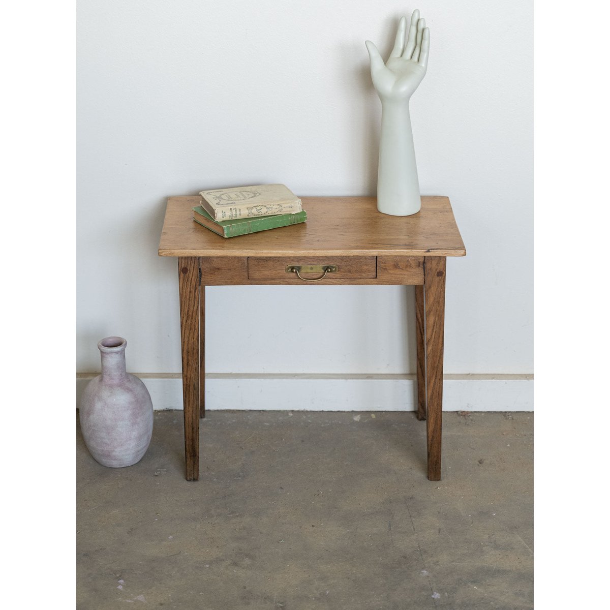 Petite table d'appoint de campagne en bois Francine N°1595 - Bon état bois foncé, DEBONGOUT