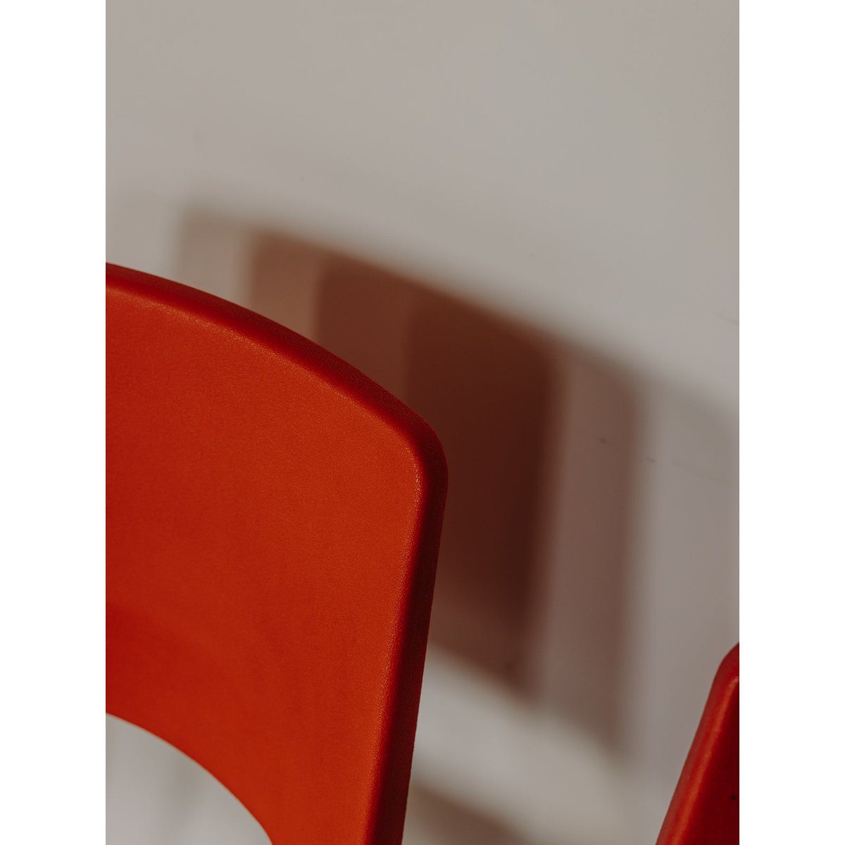 Paire de chaises oranges aux allures rétro Alma N°2002 - Bon état rouge, DEBONGOUT