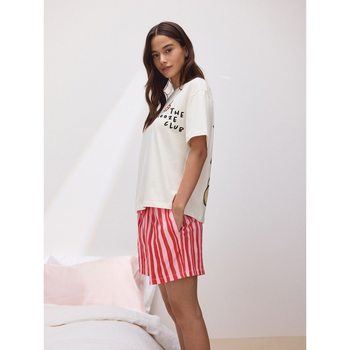 Ensemble pyjama avec short motif snooze club à rayures crème/rose au dos, NEXT