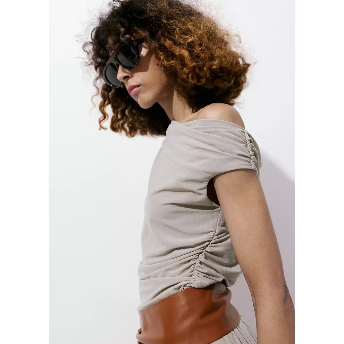 Top asymétrique drapé gris clair/pastel, MANGO