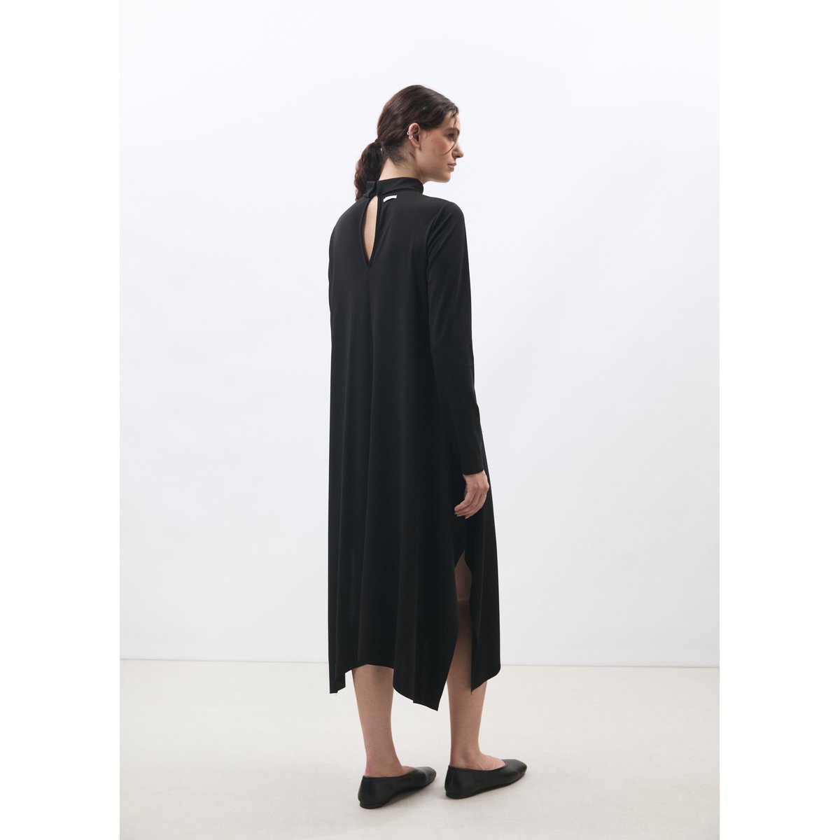 Robe longue asymétrique en jersey noir, HUMILITY