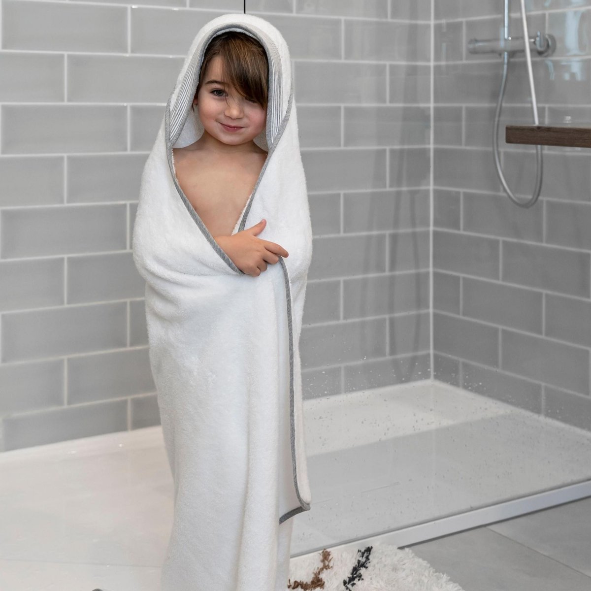 Cape de bain XL avec anneau de dentition Dry'n Play White blanc, BABYMOOV