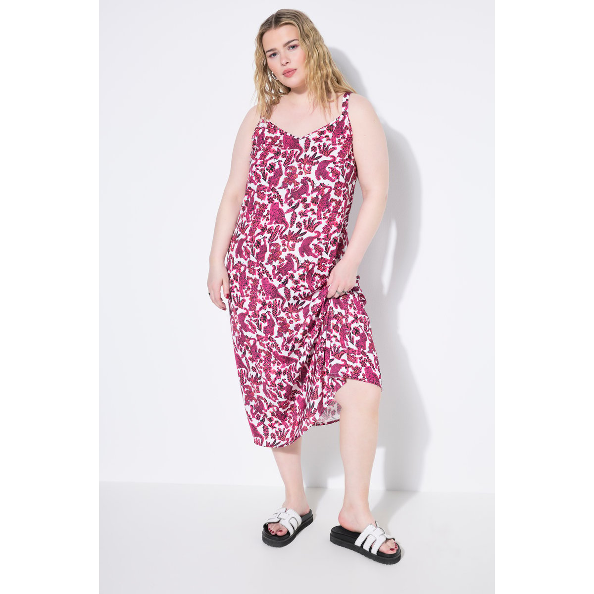 Robe maxi en satin, coupe évasée rouge hibiscus, STUDIO UNTOLD