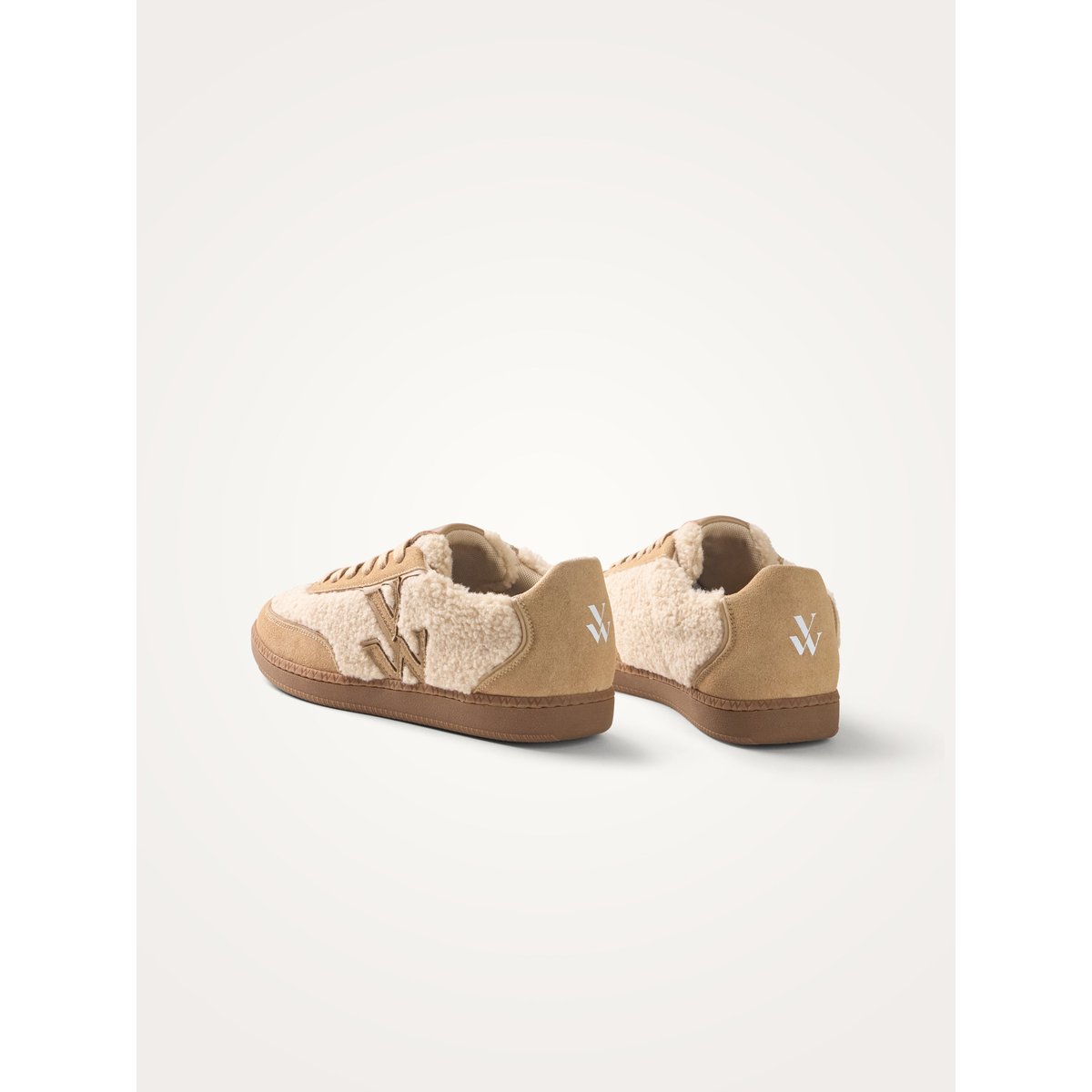 Baskets monogramme à lacets avec semelle rétro AURA Plush beige, VANESSA WU