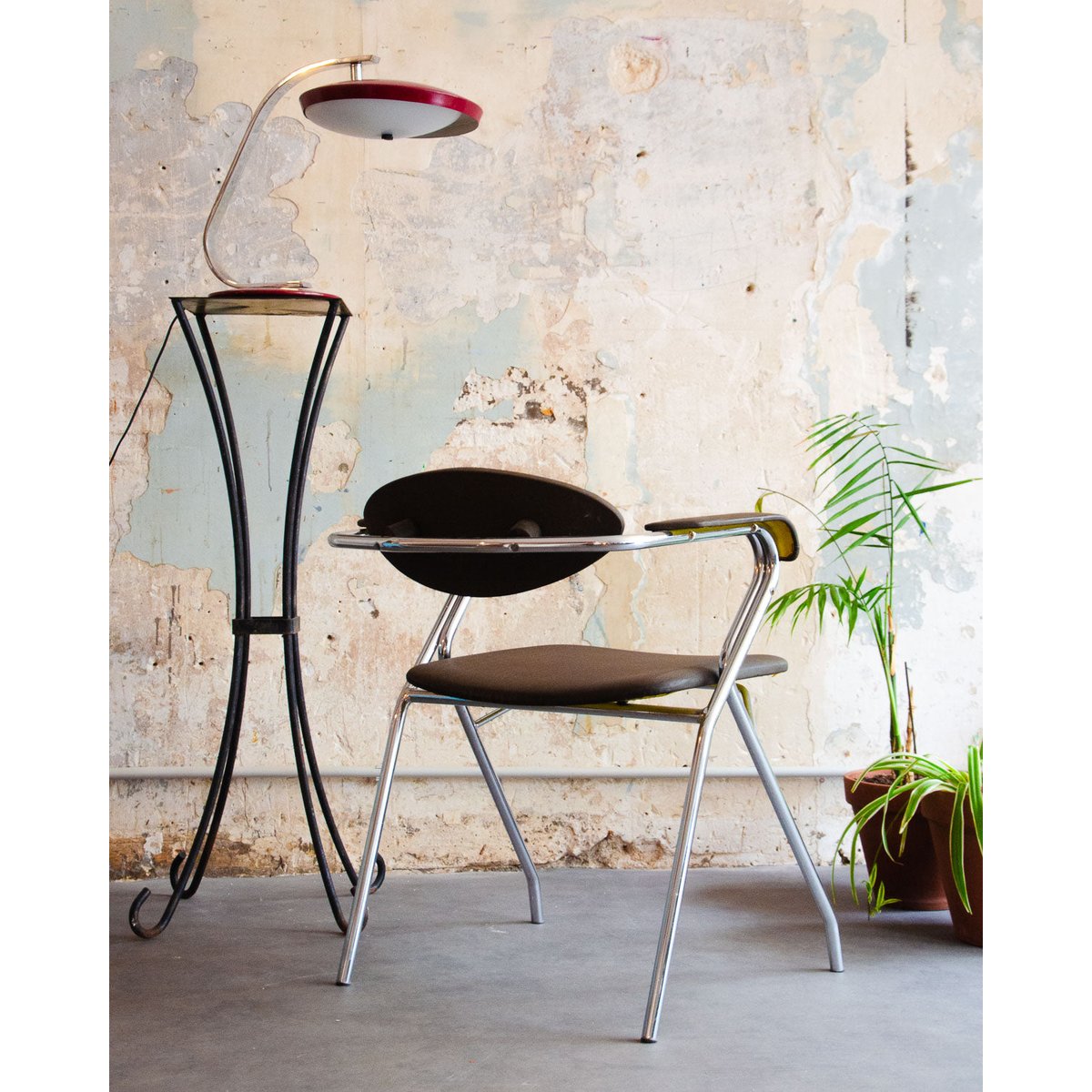 Chaise tubulaire en simili-cuir Alma N°1533 - Bon état gris, DEBONGOUT