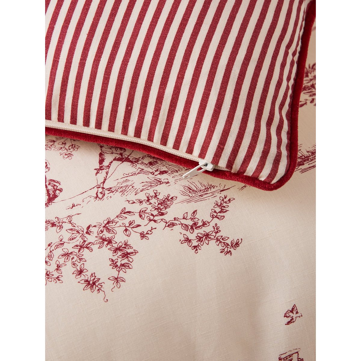 Housse de coussin esprit toile de Jouy jouy bordeaux, CYRILLUS