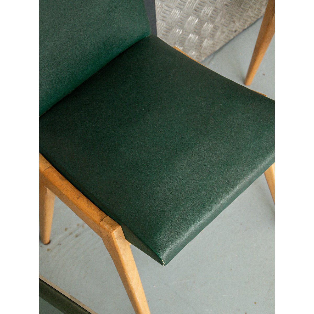Paire de chaises en bois Alma N°311 - Bon état bois, DEBONGOUT