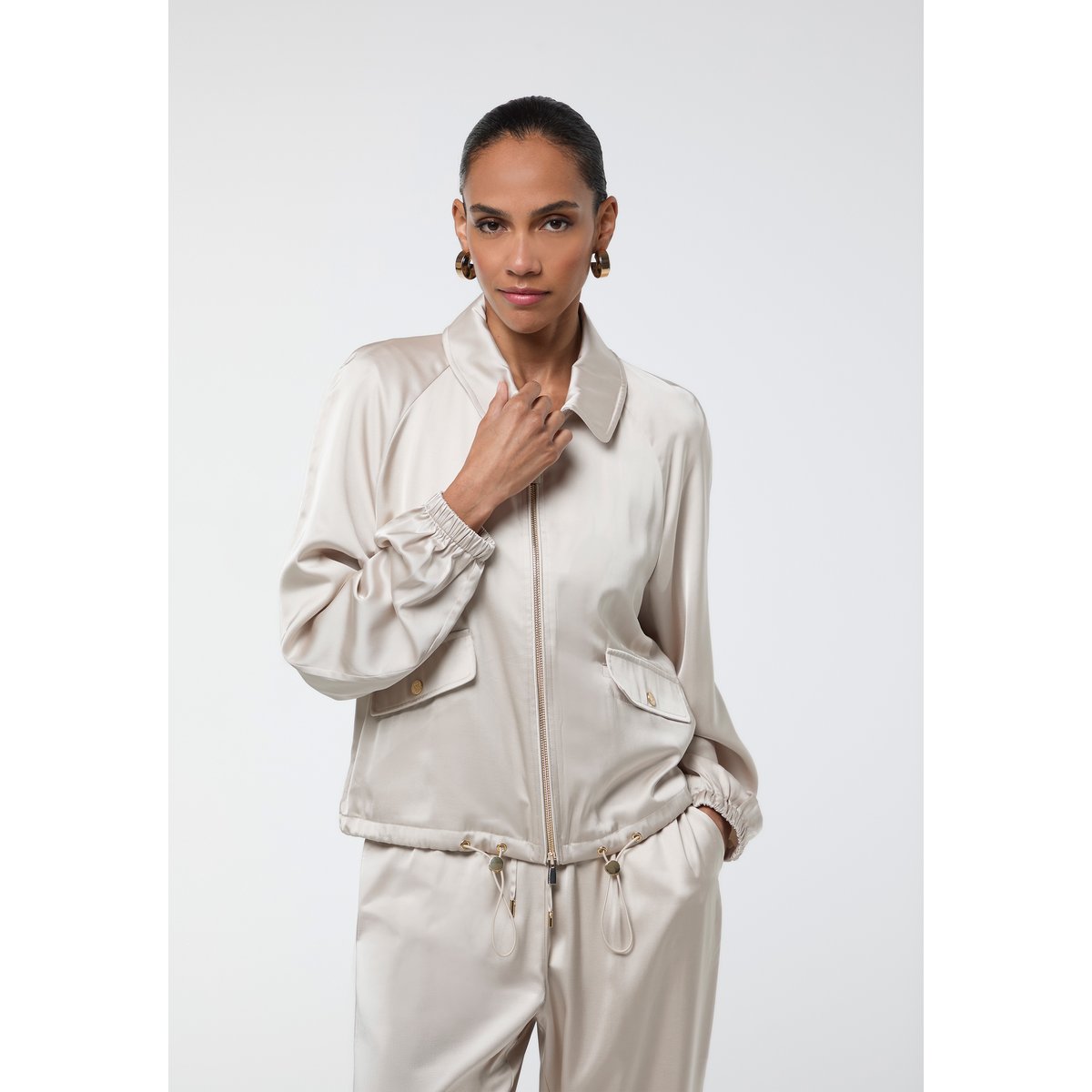 Veste bomber satinée à taille élastiquée beige, LOLA CASADEMUNT