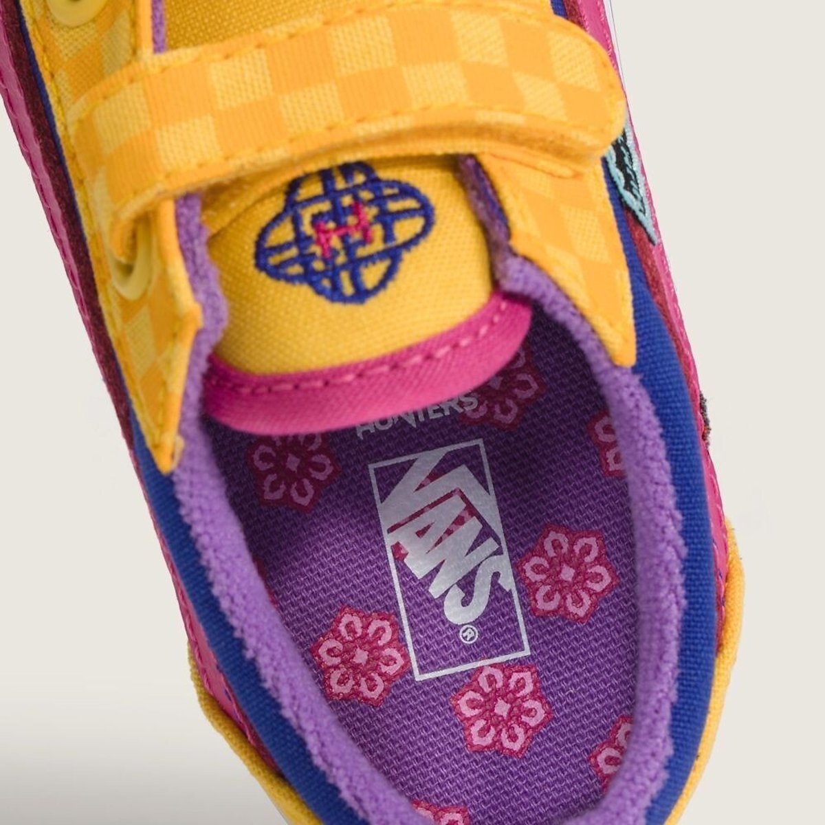 Baskets basses à scratch TD Old Skool V x Kpop Demon Hunters jaune/bleu/rose, VANS