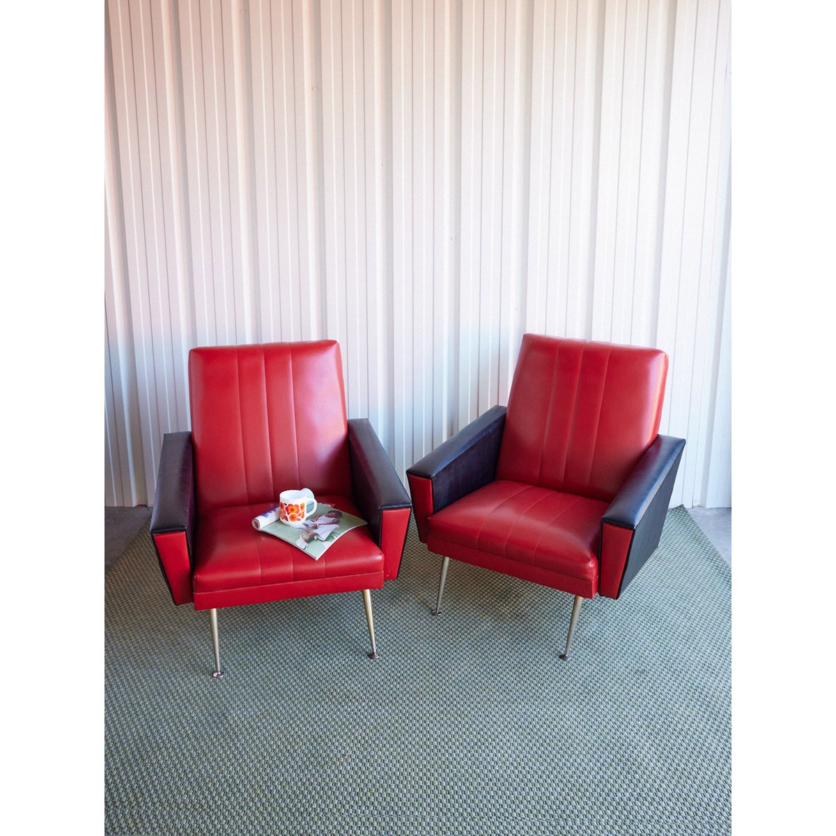Paire de fauteuils en skaï bicolore Jakob N°1396 - Bon état rouge, DEBONGOUT