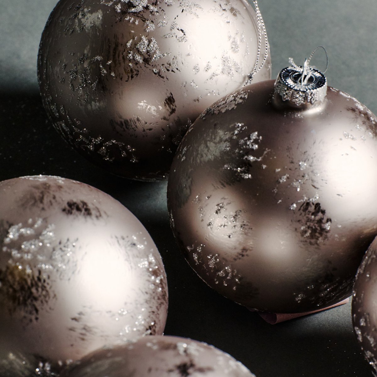 Boule de noël décorative pailletée et mat en verre D10 gris, SIA DECO