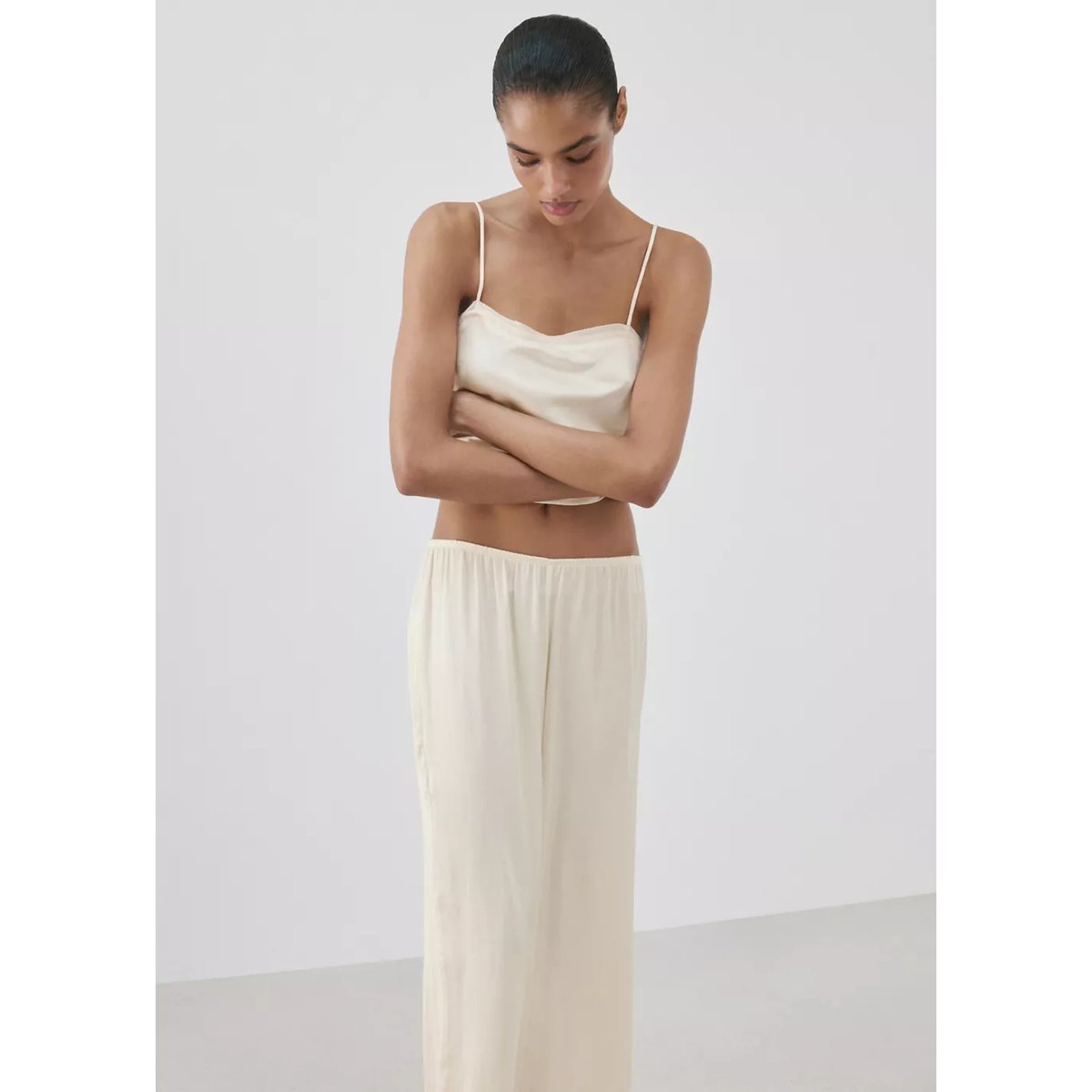 Pantalon de pyjama satiné à détail en dentelle ivoire, MANGO