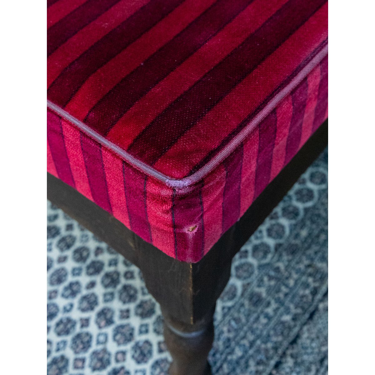 Banquette deux places en velours vintage Clara N°153 - Bon état bois foncé, DEBONGOUT
