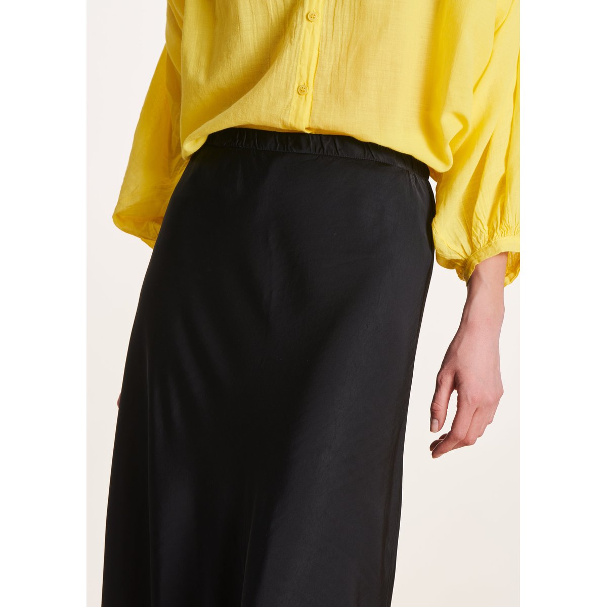 Jupe longue fluide en satin noir, LA FEE MARABOUTEE