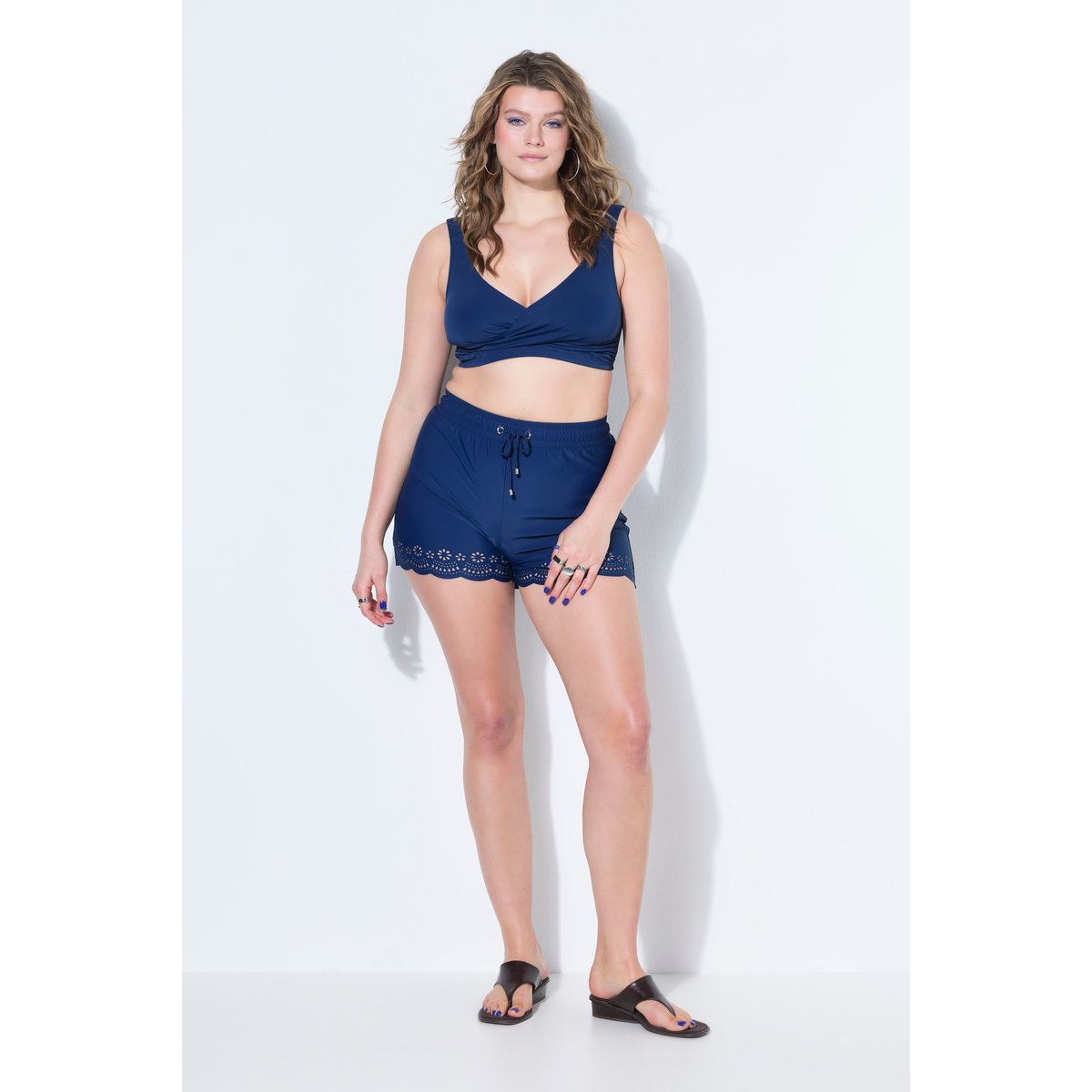 Bikini, deux pièces, buste drapé bleu foncé, STUDIO UNTOLD