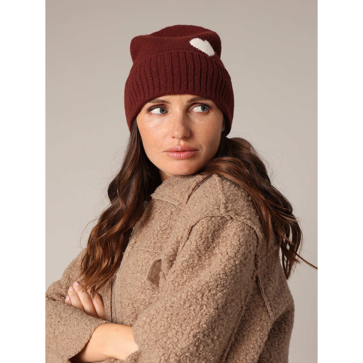 Bonnet côtelé en maille douce avec motif cœur contrasté
LOLA plum, DEELUXE