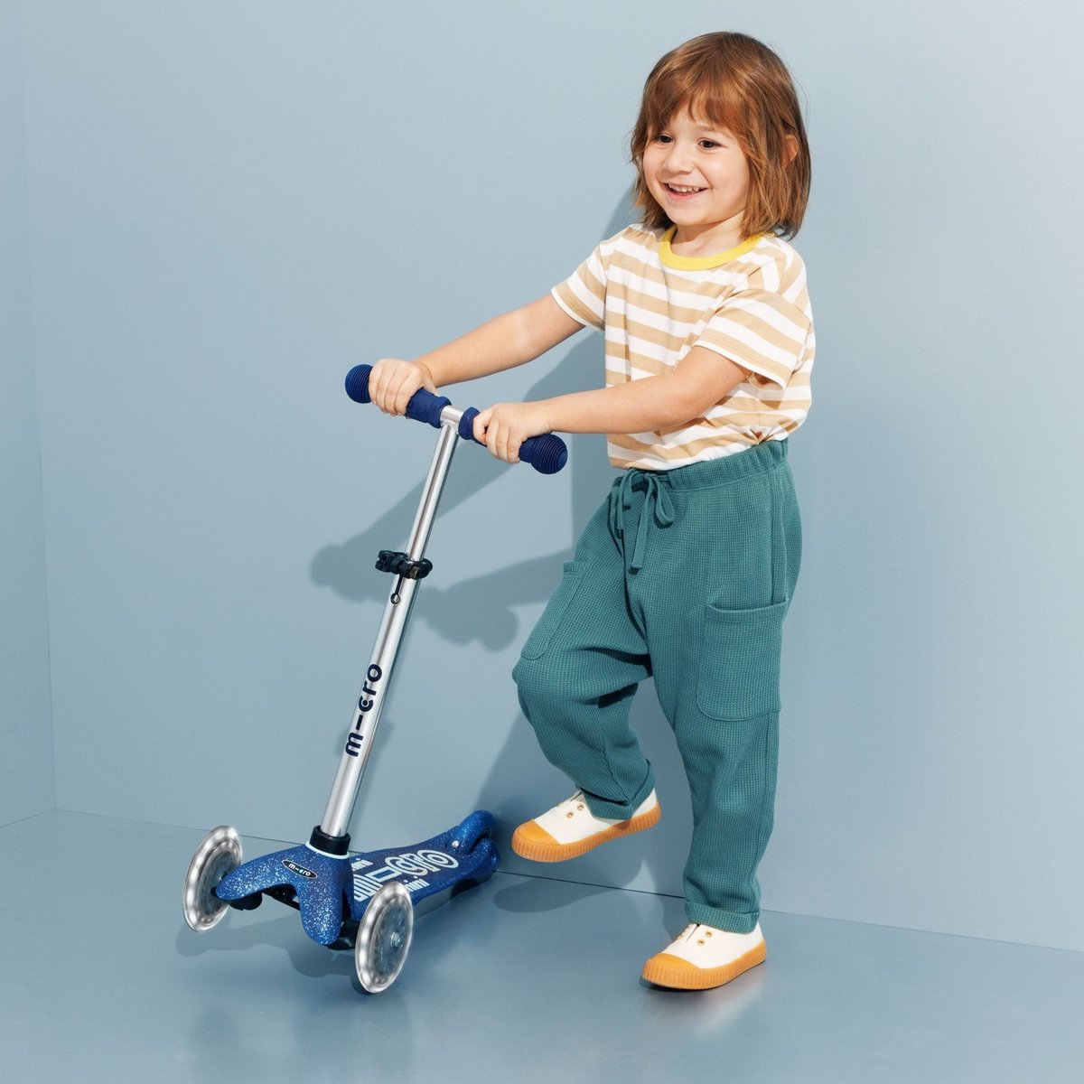 Mini Micro Deluxe Glitter LED - bleu, MICRO MOBILITY