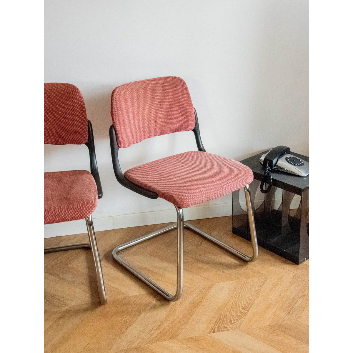 Paire de chaises chromées roses Alma N°1238 - Bon état rose, DEBONGOUT