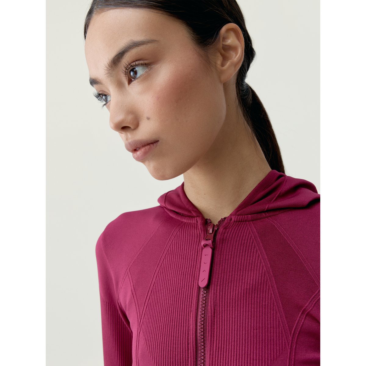 Veste de sport femme Viveka à capuche effet gainant rouge prune, BORN
