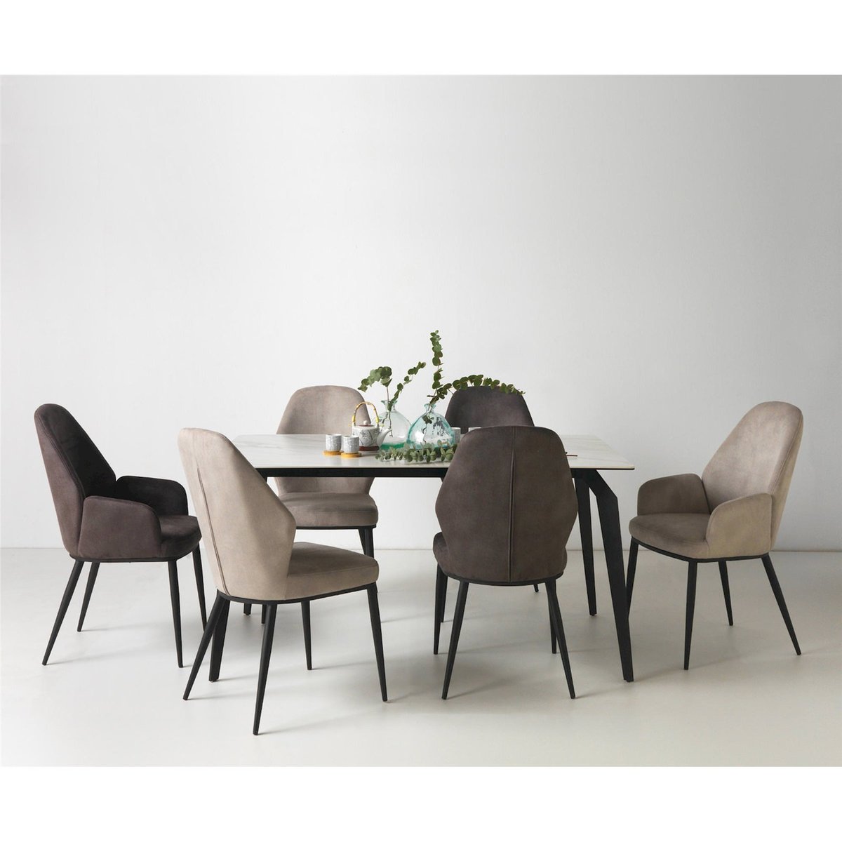 Fauteuil avec pieds en métal style moderne gris foncé pieds noirs, RECOLLECTION
