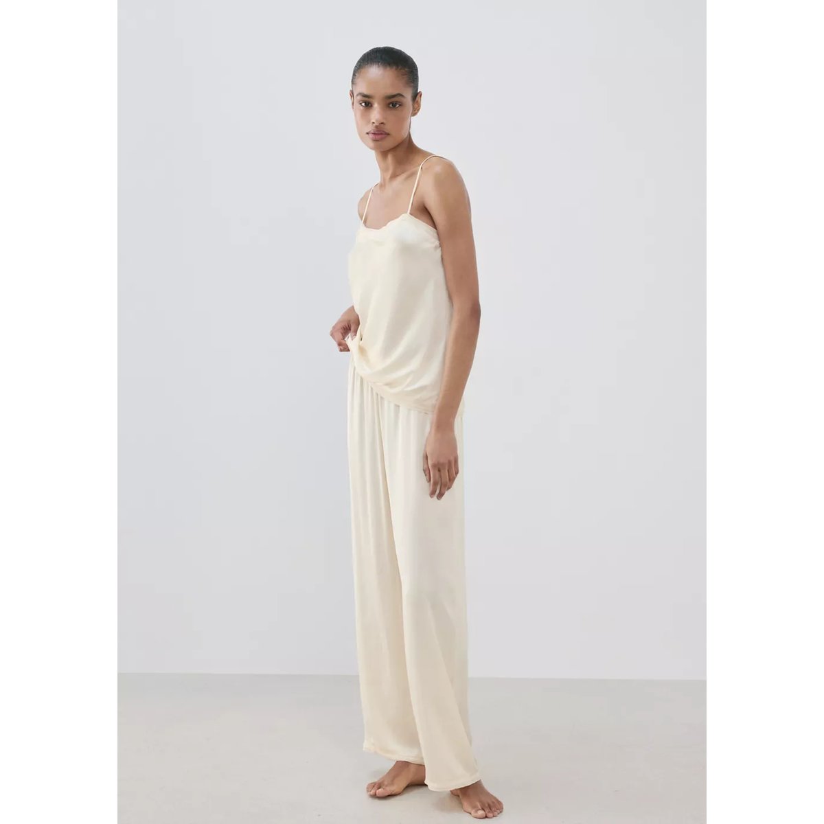 Pantalon de pyjama satiné à détail en dentelle ivoire, MANGO