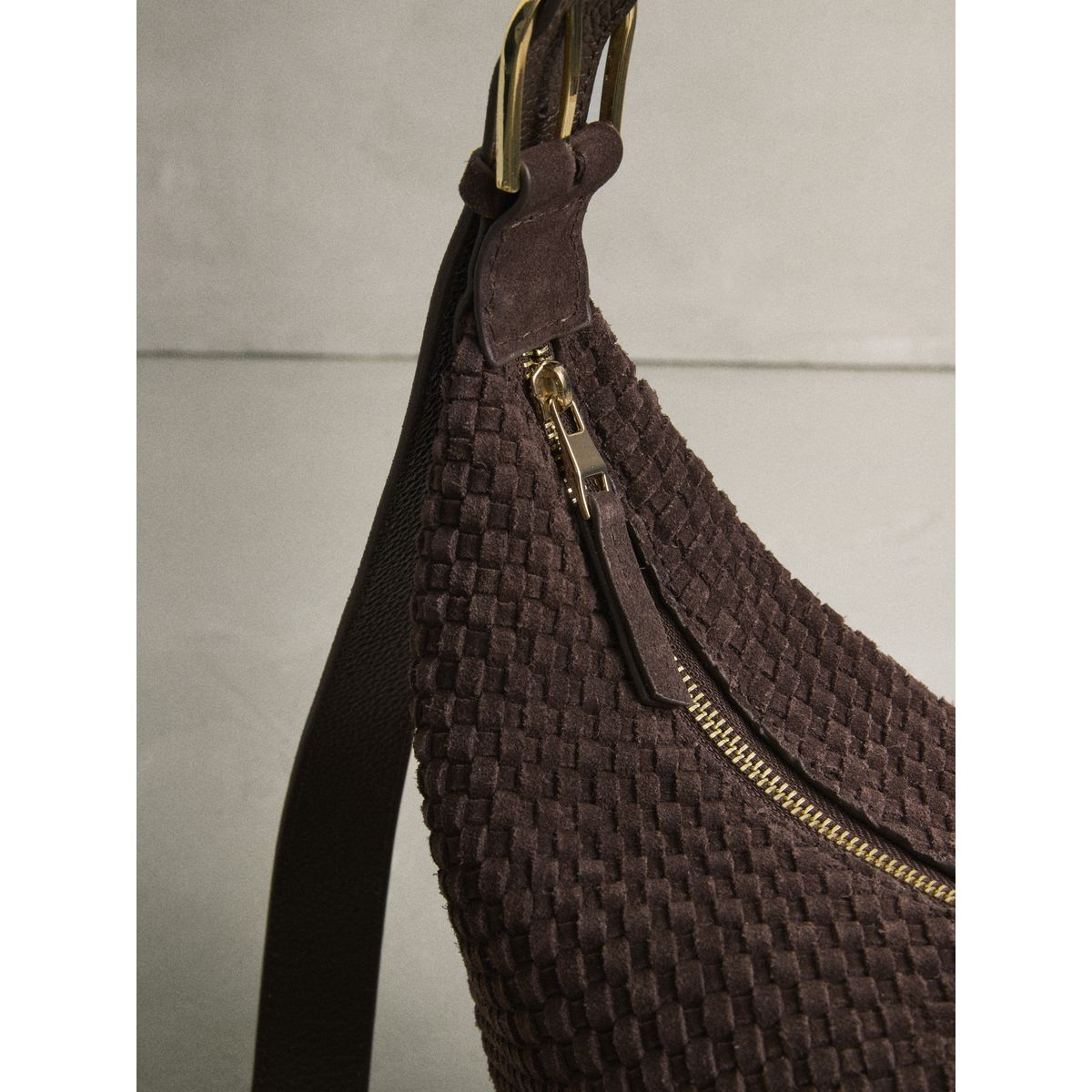 Sac porté épaule tissé en daim à bandoulière marron chocolat, NEXT
