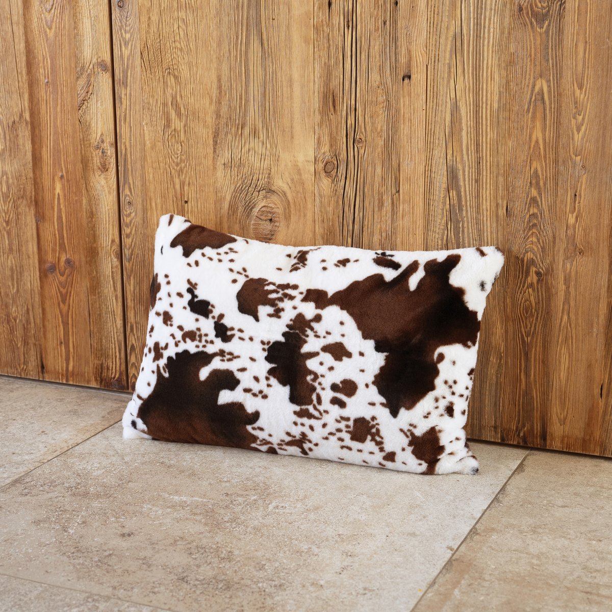 Coussin garni à motif peau de vache et dos en velours - QABANE marron foncé, HOME MAISON