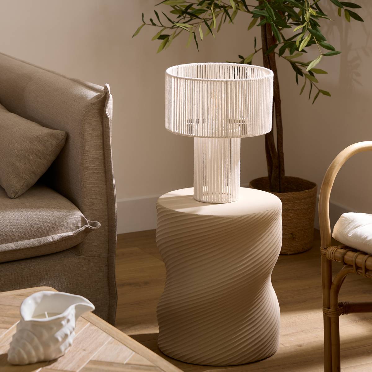 Table d'appoint design torsadé SADDLE sable, ATMOSPHERA