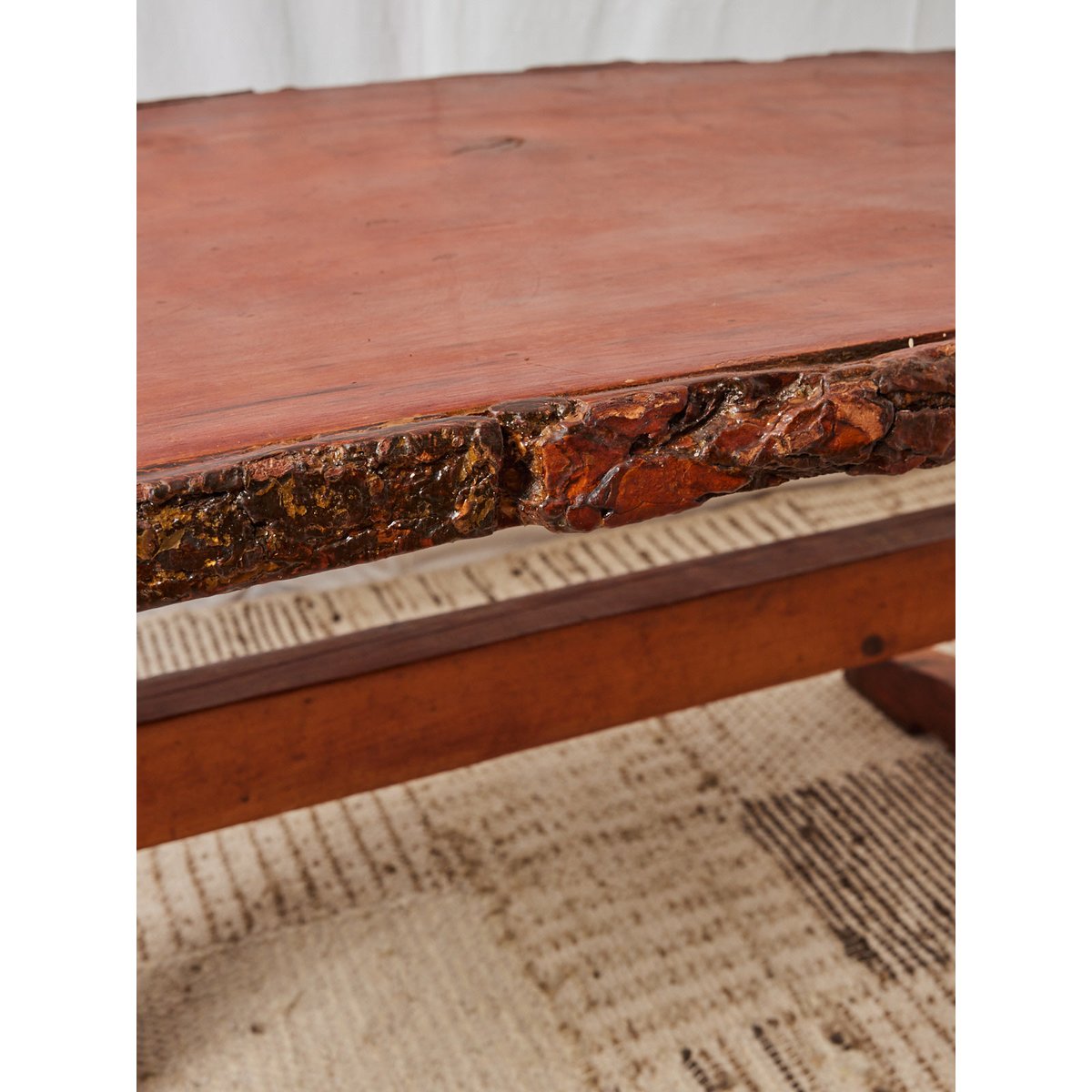 Table basse brutaliste en bois  Léonie N°449 - Bon état bois foncé, DEBONGOUT