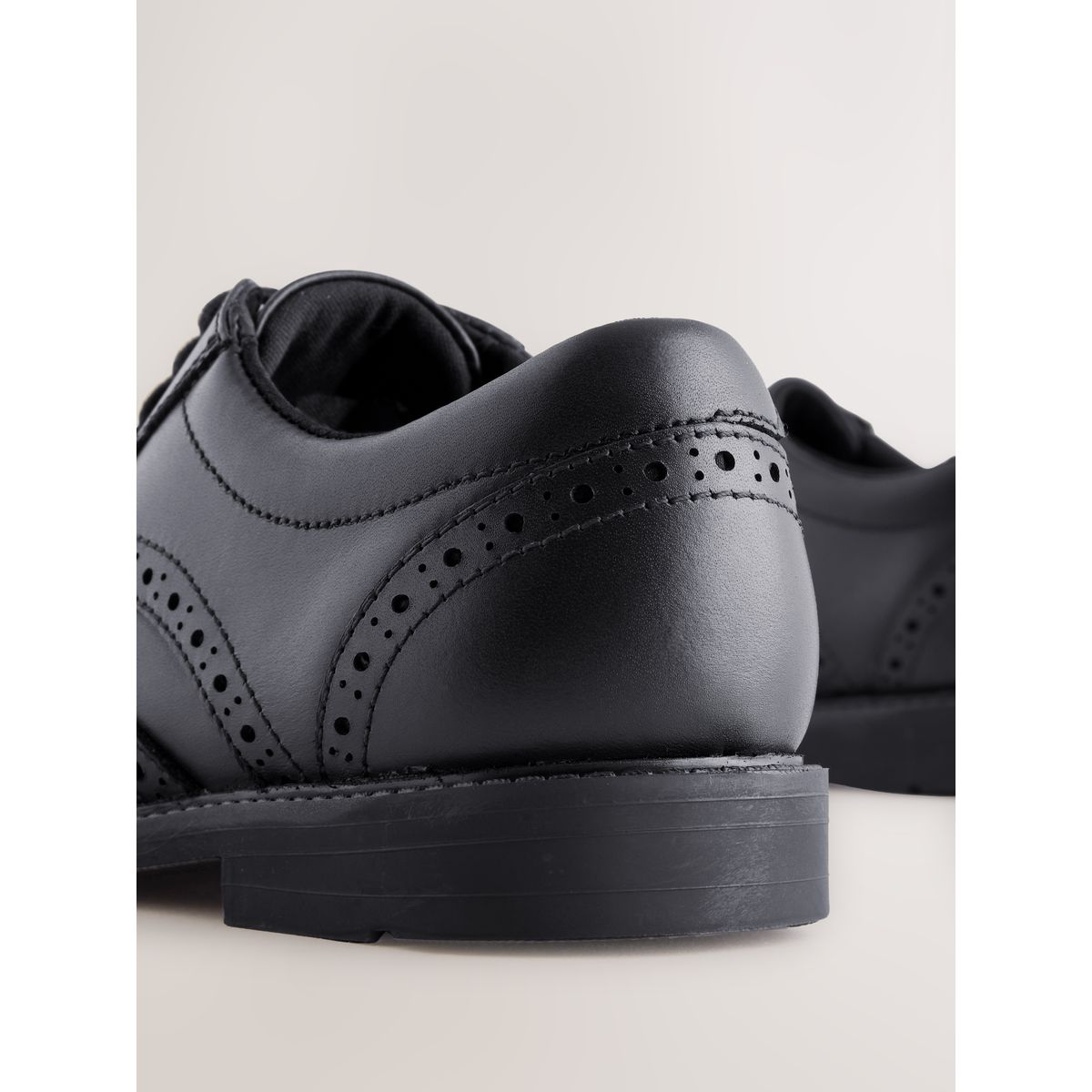 Chaussures richelieu à lacets en cuir noir, NEXT