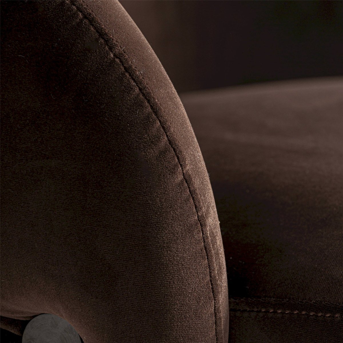 Fauteuil contemporain en velours chocolat, RECOLLECTION