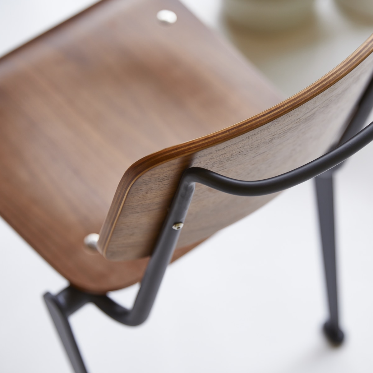 Chaise en Noyer massif, MIO noir, TIKAMOON