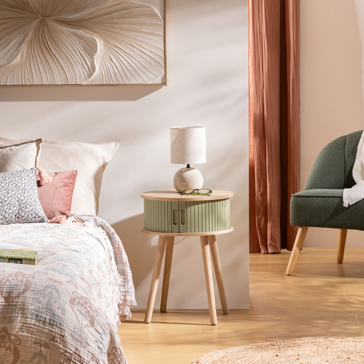 Table de chevet ronde avec rangement en pin NYSOS vert olive, ATMOSPHERA