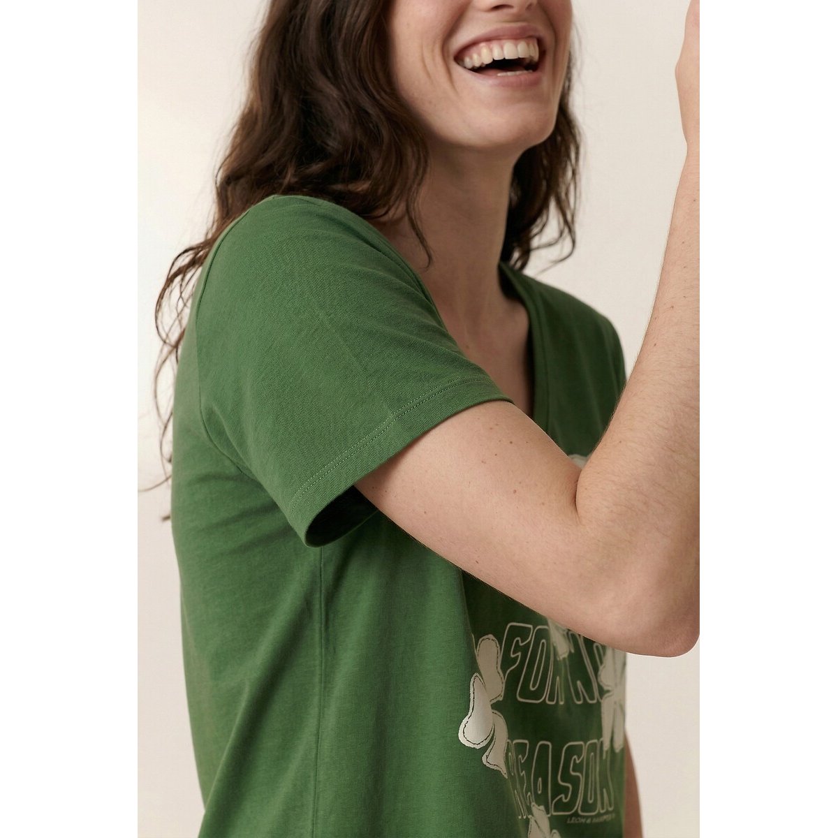 T-shirt col U manches courtes à fleurs appliquées, TIZIA vert, LEON & HARPER