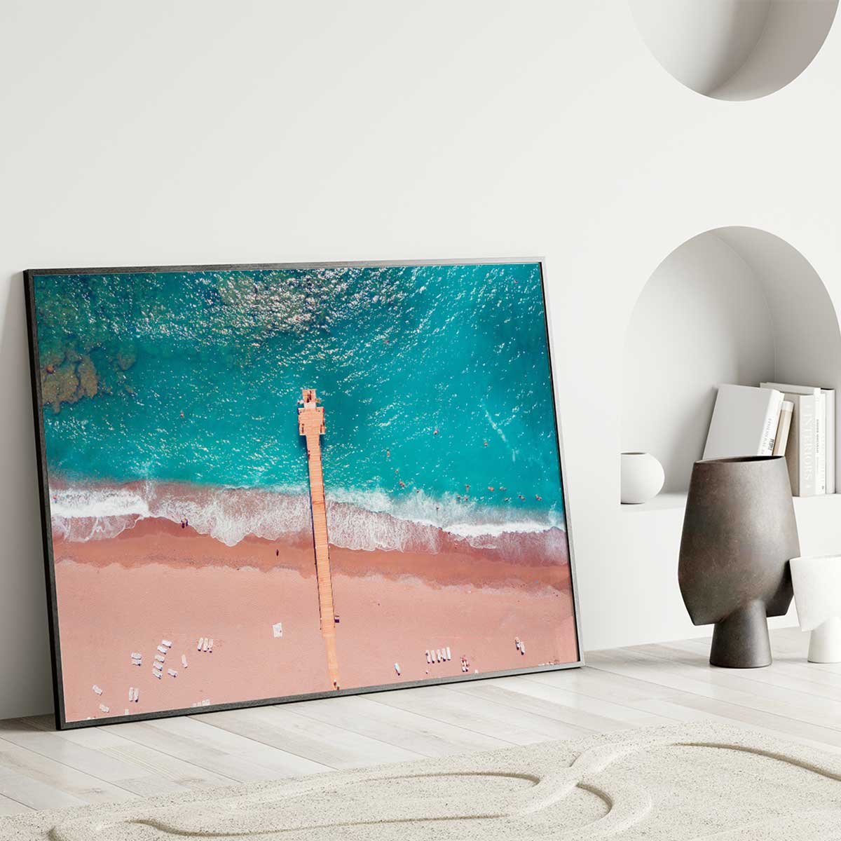Affiche encadrée plage vue aérienne avec ponton affiche + cadre en métal - noir, HEXOA