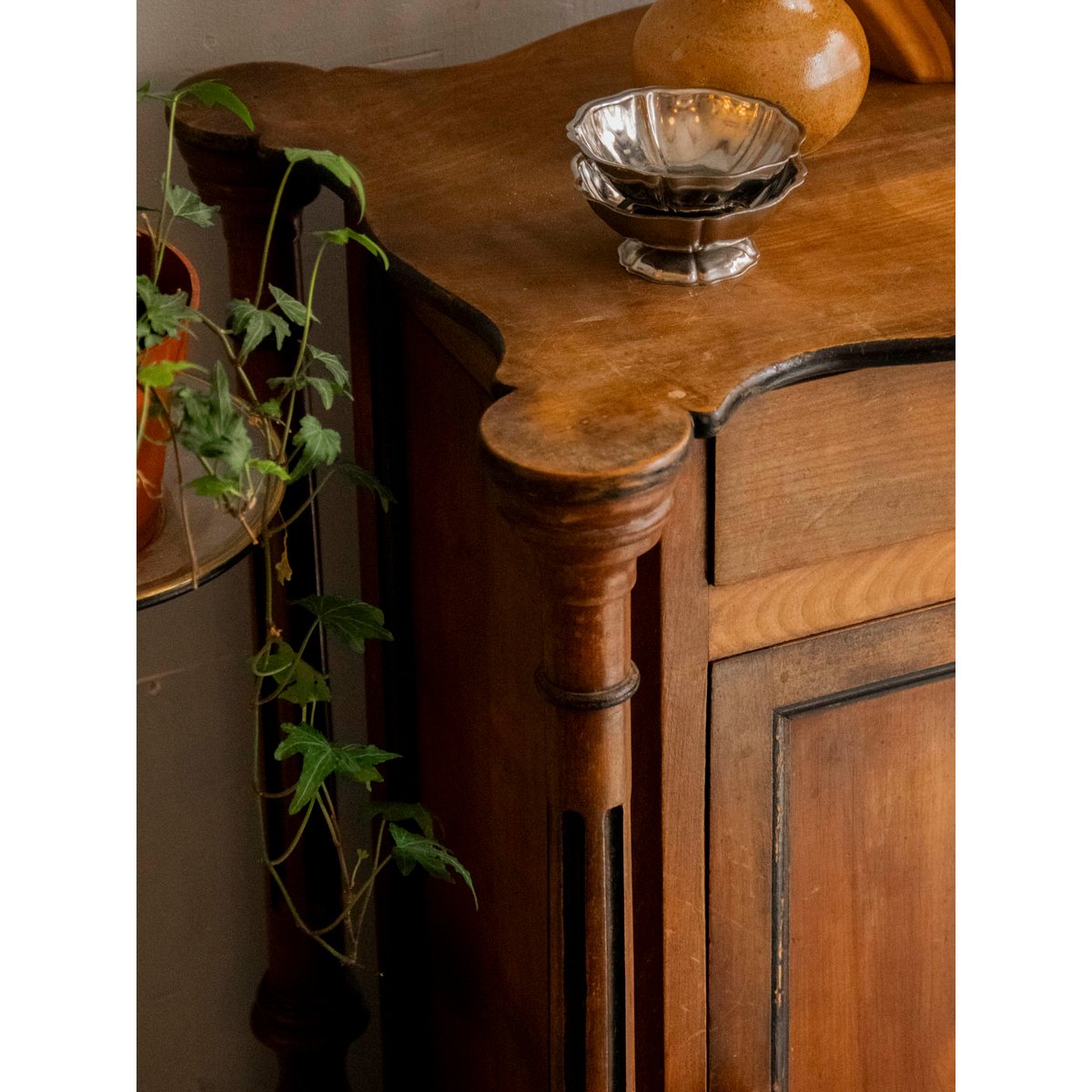 Armoire en bois aux pieds sculptés Magda N°727 - Bon état bois foncé, DEBONGOUT