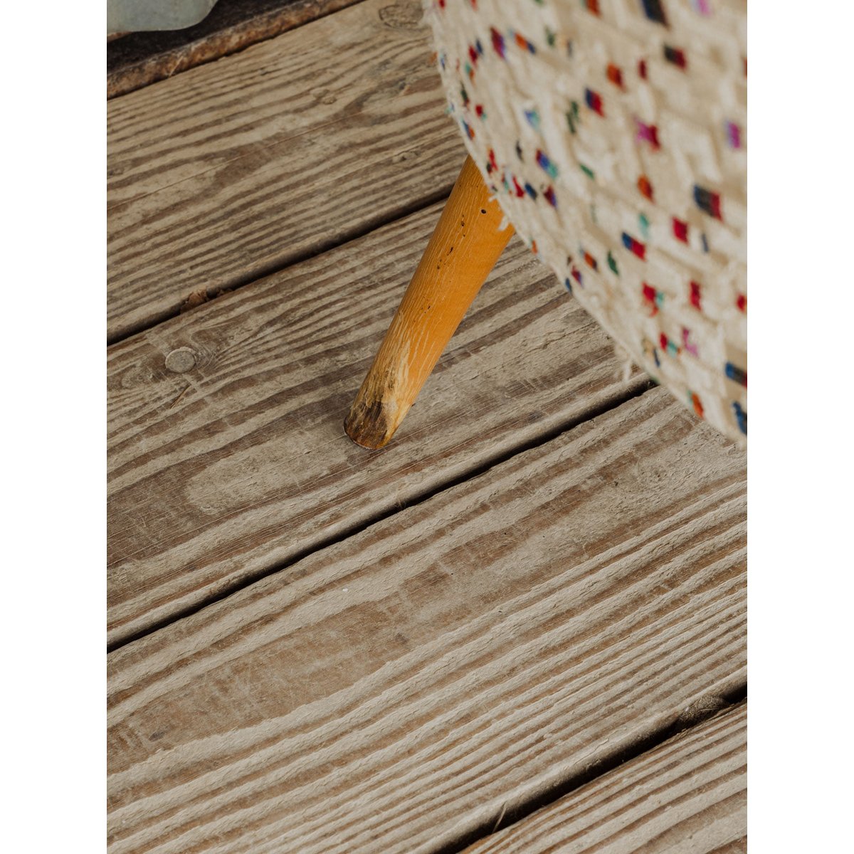 Fauteuil en tissu beige coloré Jakob N°1207 - Bon état bois clair, DEBONGOUT