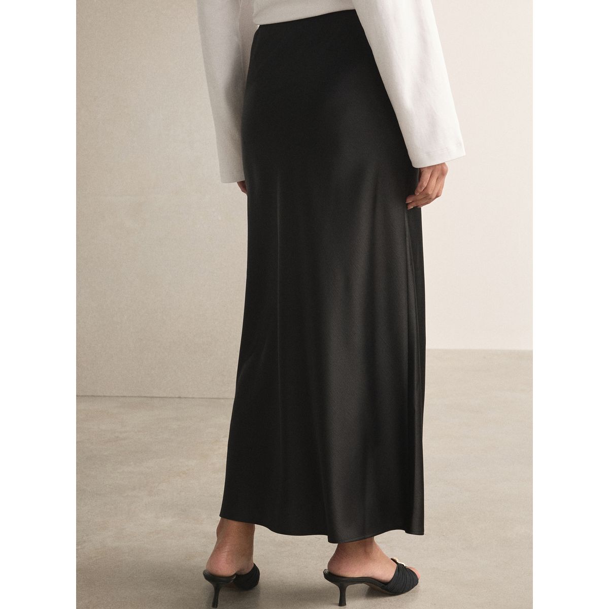 Jupe mi-longue en satin noir, NEXT