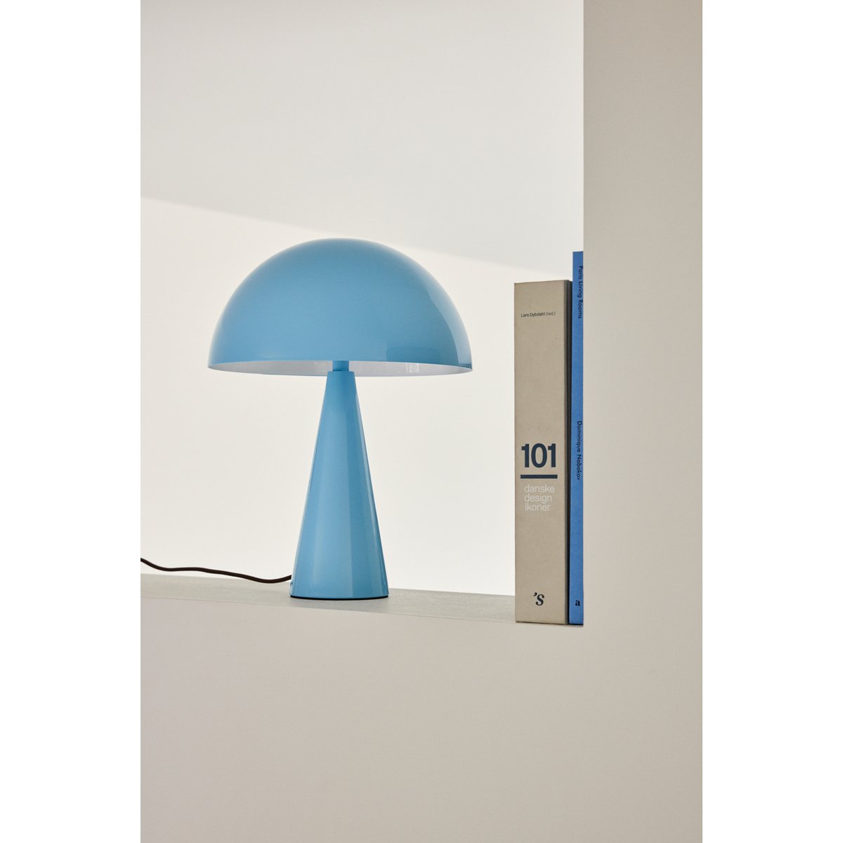 Lampe de table en fer MUSH bleu claire, HUBSCH
