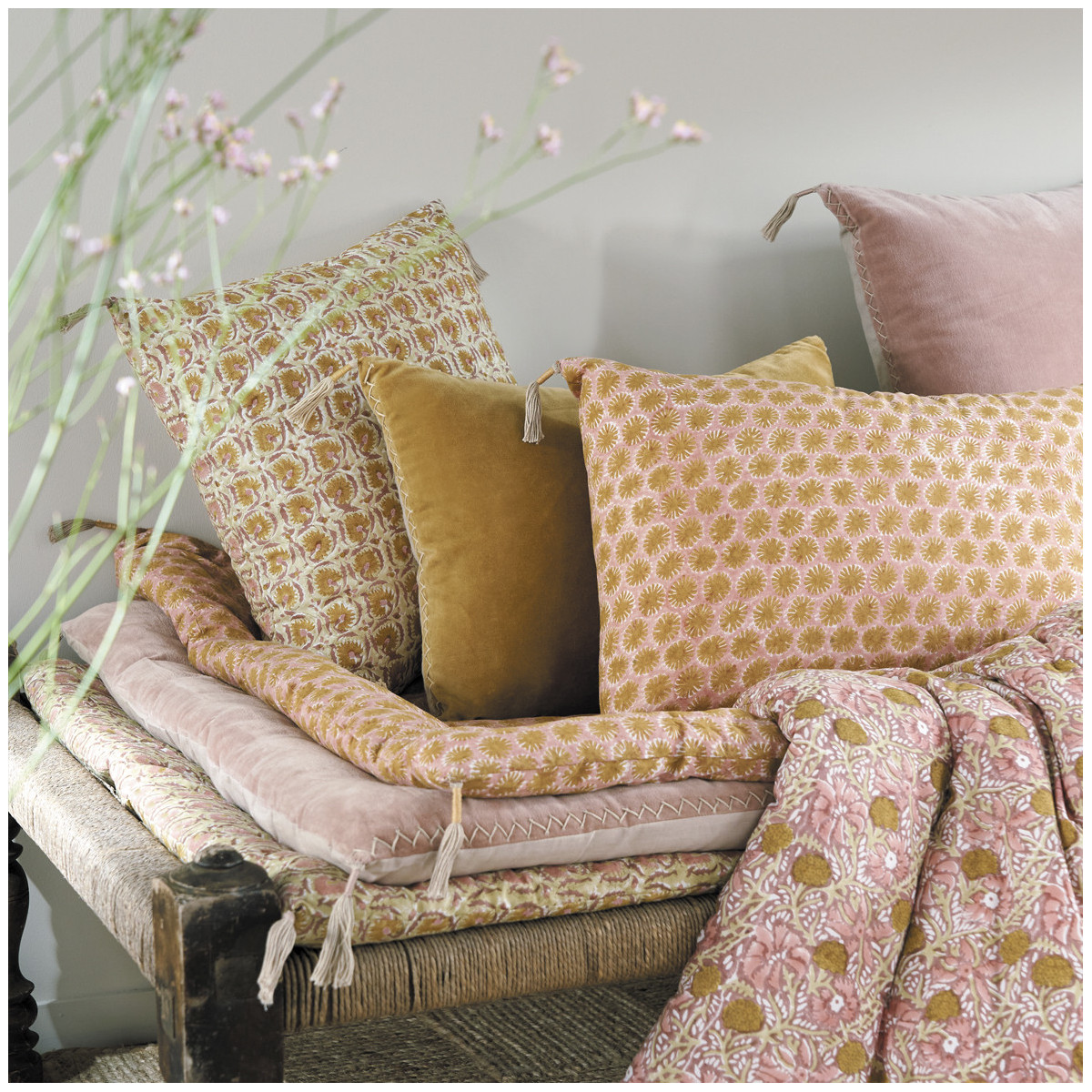Futon en velours rose, BLANC D’IVOIRE
