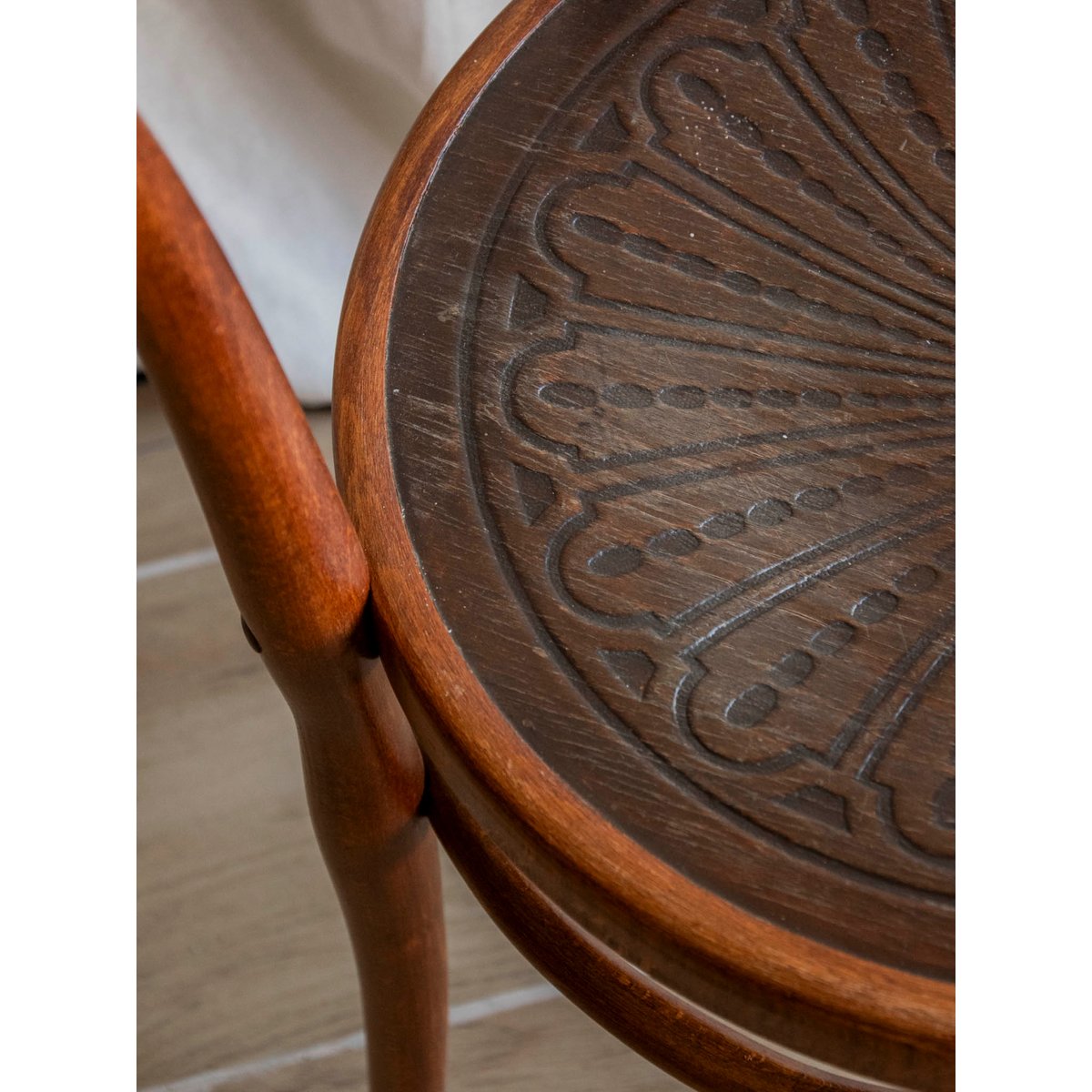 Paire de 2 chaises à l'assise sculptée Claude N°1345 - Bon état bois foncé, DEBONGOUT
