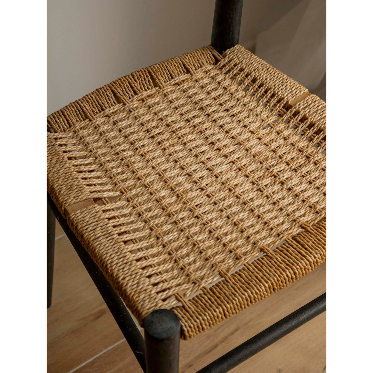 Paire de chaises aux lignes épurées Claude N°1563 - Bon état bois foncé, DEBONGOUT