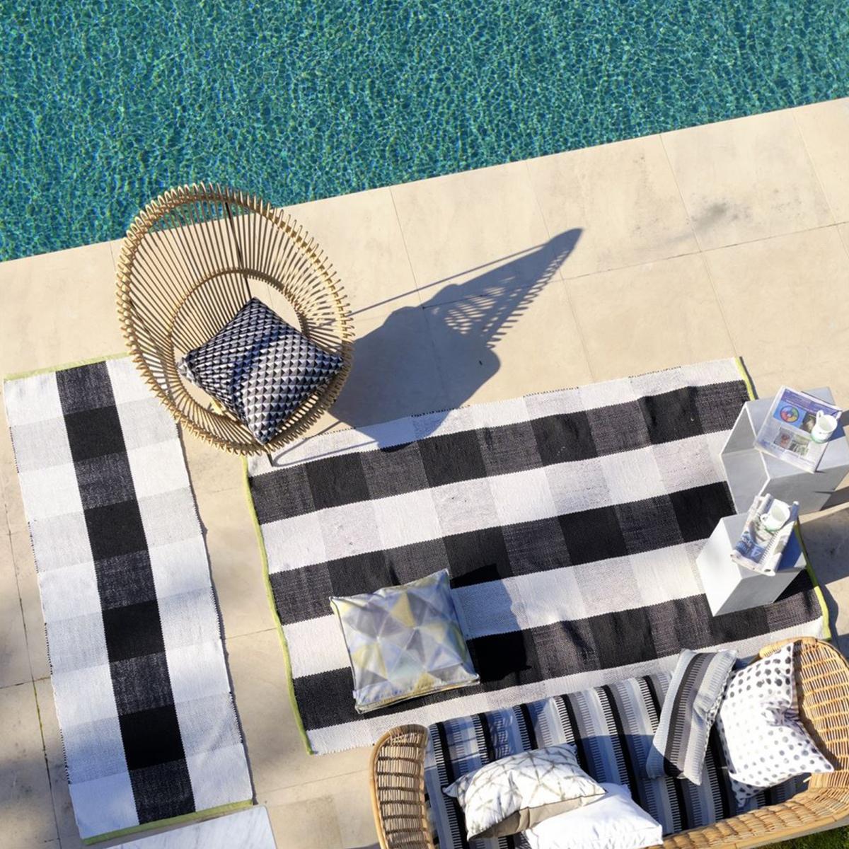 Tapis extérieur tissé kilim rectangle SALIYA noir, écru, UN AMOUR DE TAPIS