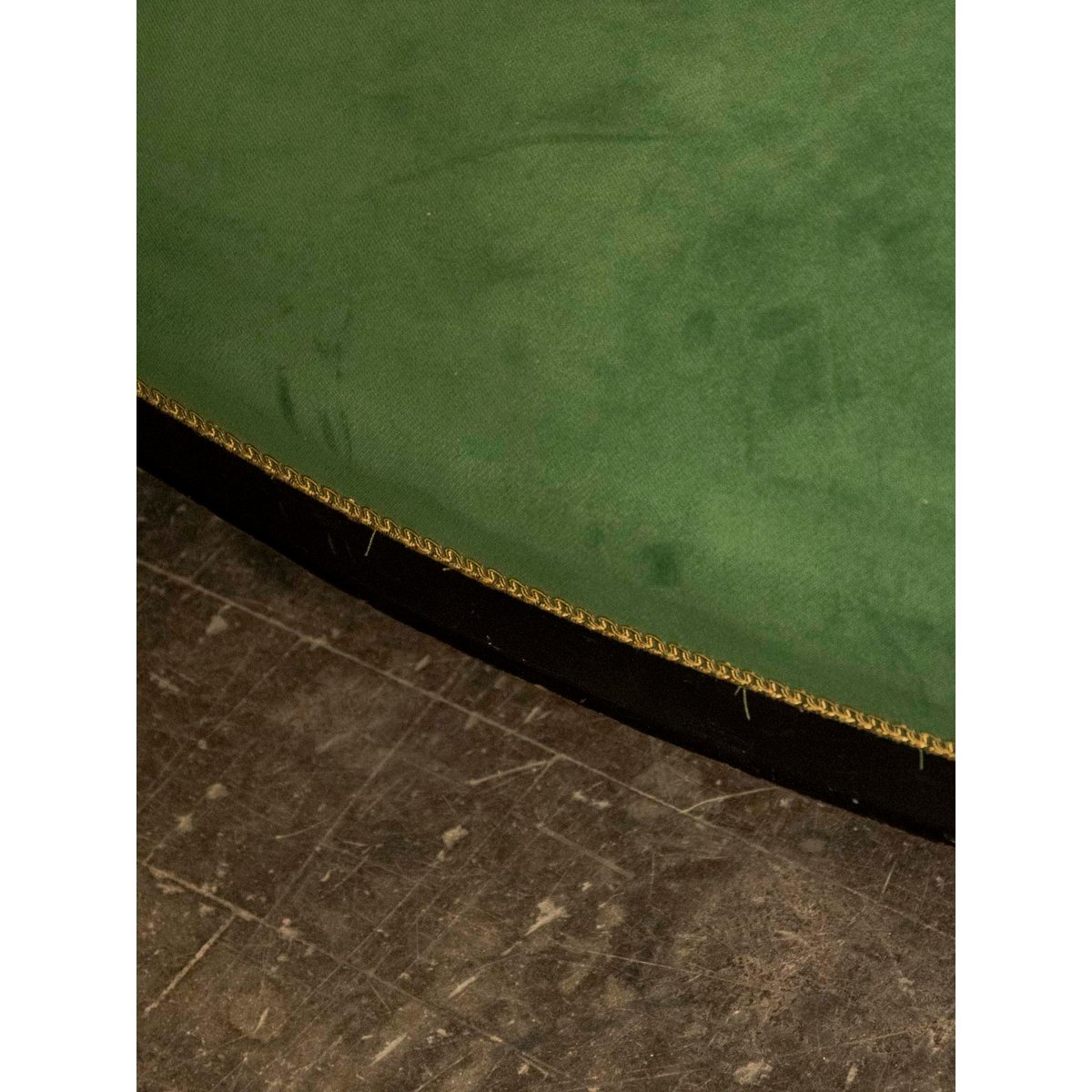 Banquette au style Louis-Philippe en velours retapissé Martine N°57 - Bon état vert foncé, DEBONGOUT